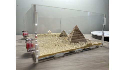 Large living area (350 x 240 x 105mm)  =pyramid=