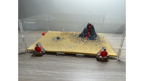 Large living area (350 x 240 x 105mm)  =volcano - red=